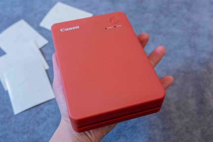De Canon Selphy QX20 in felrood.