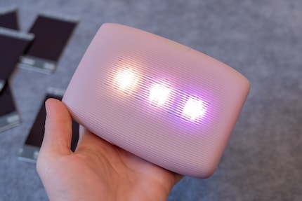 De Instax Mini Link3 begroet me met drie kleurrijke LED's als ik hem aanzet.