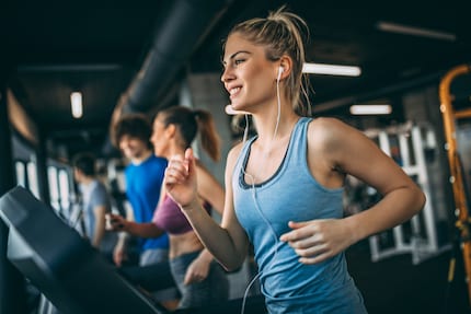 Het ziet er gemakkelijk uit op de foto, maar trainen op een loopband is behoorlijk eentonig. Des te beter als je minder spannende activiteiten niet schuwt.