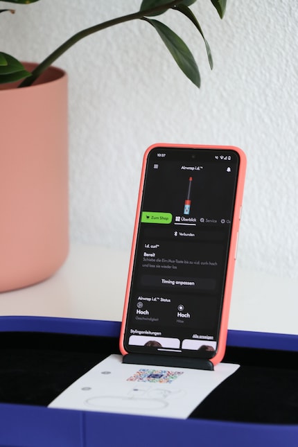 Dein Smartphone kannst du bei Bedarf an der Vorrichtung im Deckel aufstellen.