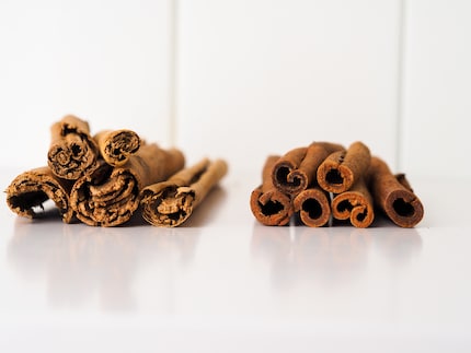 De kaneelstokjes van de twee soorten zijn in één oogopslag te onderscheiden: de fijnere bastlagen van de hoogwaardige Ceylon kaneel links, dikkere cassia kaneelstokjes met één laag rechts.