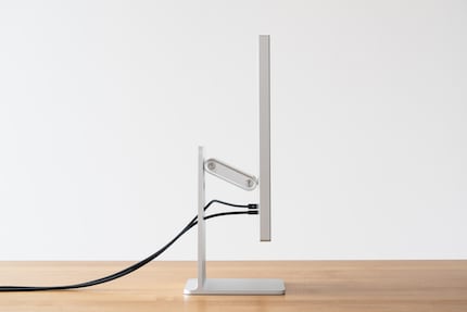 Bij Apple is elk onderdeel uit massief aluminium gefreesd. De optionele hoogteverstelling is echter ook een schoolvoorbeeld van dure over-engineering.