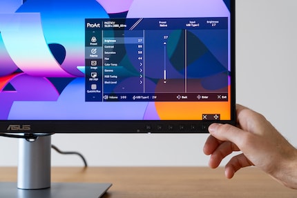 Ik bedien het beeldscherm van Asus op de klassieke manier met knoppen aan de voorkant.