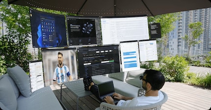 Het virtuele kantoor met een enorme monitor.