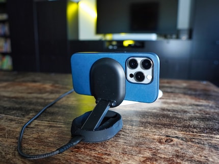 Deze Qi2 oplader van Belkin werkt alleen met magneten. Zonder magneet houdt de smartphone het helemaal niet.