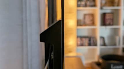 The Z85A is ultra-thin, but thicker at the bottom, so wall mounting looks less elegant than with LG's G series.