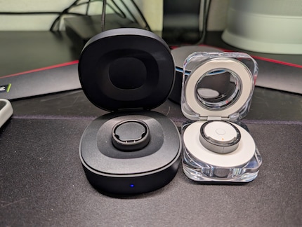 Het Samsung doosje (rechts) vergeleken met het RingConn model. Andere fabrikanten zoals Oura of Ultrahuman bieden helemaal geen oplaadcase aan.