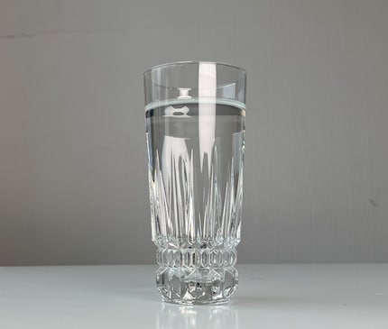 Ich trinke gerne und ausreichend Wasser, aber das lauwarme Gläschen am Morgen macht mir anfangs wenig Freude.