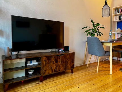 Die TV-Bank war mein erstes Stück von Vasagle. Man beachte das Yoshi-Ei im Hintergrund, das sich an die Switch kuschelt.
