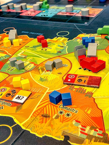 In «La Famiglia» bringst du Kämpfer ins Spiel, vergrösserst deinen Einfluss und gibst geheime Befehle, um die Region zu dominieren.