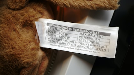 Niet oververhitten: Afhankelijk van het vermogen van de magnetron kunnen de warmies verschillende tijden op het draaiplateau blijven staan.