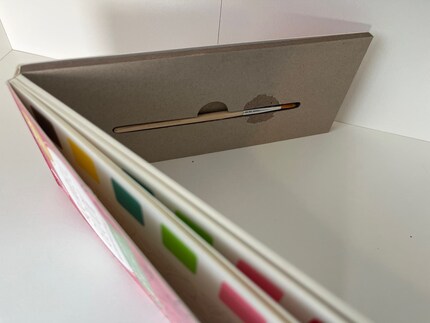 A small brush compartment (0.5 x 12 cm) is hidden at the back of the block. 
