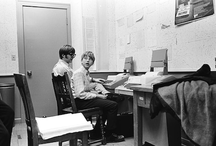Bill Gates en Paul Allen maken in het allereerste jaar winst met Microsoft.