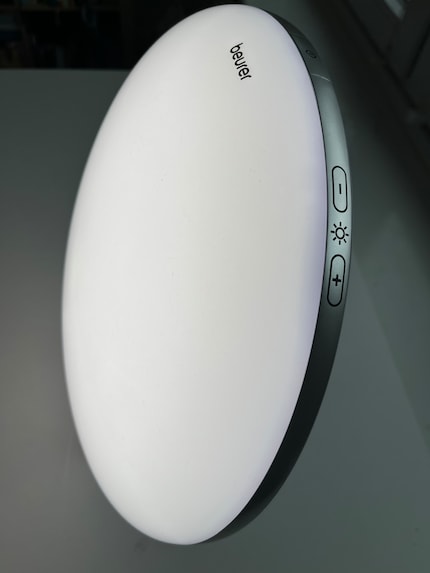 The basic functions of the TL 100 can be set at the top of the round light: It has 10 dimming levels.