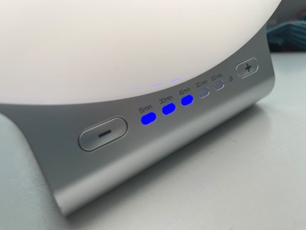 You can set the timer function using the buttons at the base of the lamp.