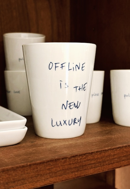Deze mok benadrukt dat offline zijn de ware luxe van je tijd is.