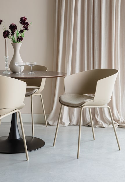An arched backrest on a piece of furniture looks harmonious.