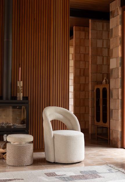 The backrest looks like a rainbow that snuggles up to the round seat.