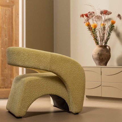 A hole with a purpose: the airy backrest adapts well to the body.
