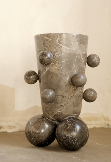 The Alma Nueva vase by Ayres, artfully crafted by hand from marble, bears witness to the unique designs of Puebla, Mexico.