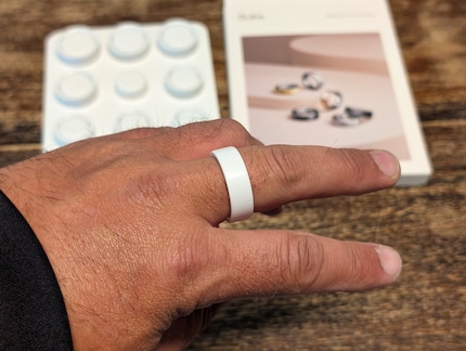 Gebruik de maatset om de perfecte ringmaat te vinden. Zorg ervoor dat je hem minstens 24 uur draagt.