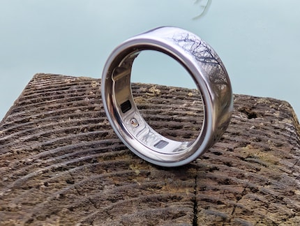 De binnenkant van de ring is ook gemaakt van reflecterend zilver titanium.