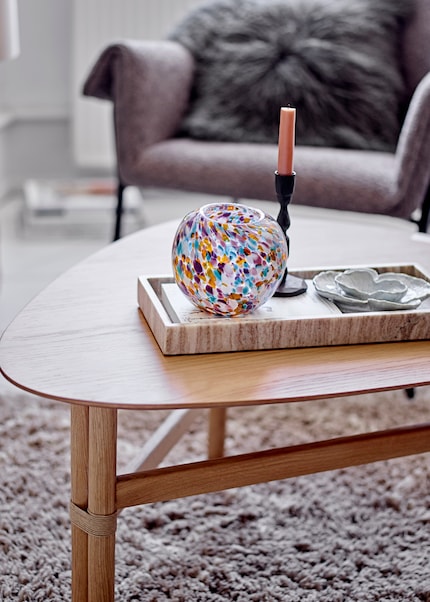 Be it candles or vases, decorative objects look tidier when grouped.