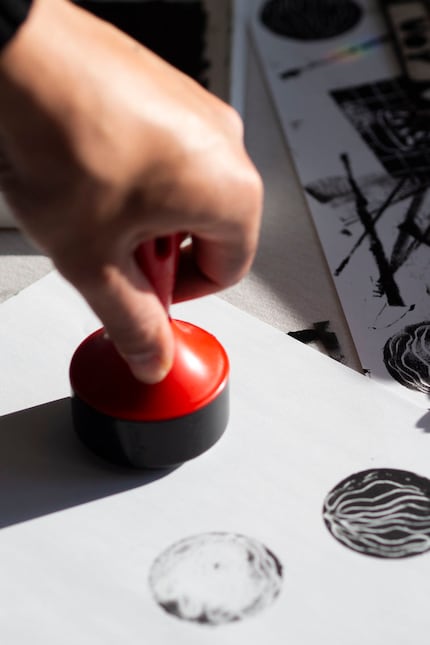 De set bevat twee ronde SoftCut platen om mee te stempelen. 