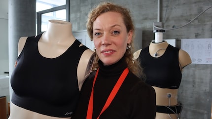 Oprichtster Claudia Glass met de eerste modellen van de nieuwe sportbeha.