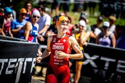 Professionele atlete Anna Zehnder loopt in een Swijin bh.