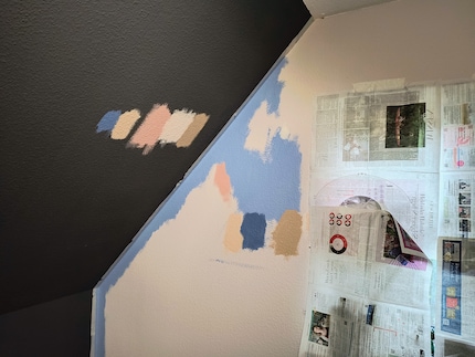 The blue at the edges is the «Horizon blue» shade I spurned. Meanwhile, the blue and beige combination on the far left and in the middle won in the end.