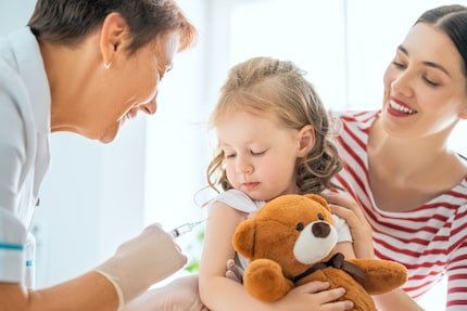 A beaming smile, a deeply relaxed child - only the image database is so picture book-like when it comes to the topic of vaccinations.