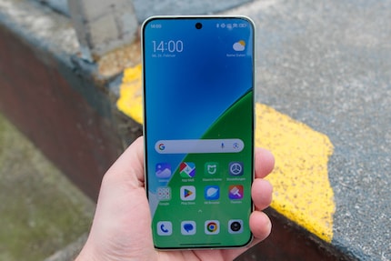 Dunne randen rond het beeldscherm helpen om de Xiaomi 15 handzaam te maken.