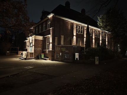 Met de nachtmodus brengt de hoofdcamera heldere pieken in balans zonder de sfeer van de nacht te vernietigen.