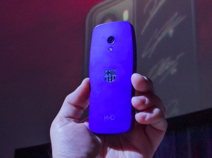 De HMD Barca 3210 in de blauwe versie. Het logo op de achterkant en enkele paaseieren zijn speciaal.