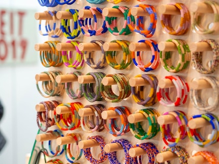Armbanden en sleutelhangers.