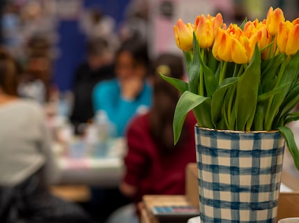 Keramische kleuren laten vazen, kopjes en borden schitteren in een nieuw, individueel licht.