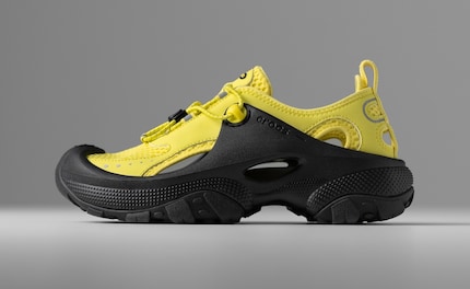 De nieuwe Trailbreak van Crocs EXP in neongeel.