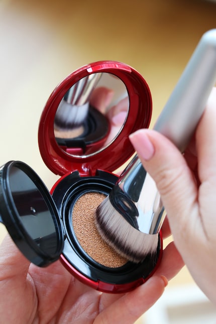 Ein perfect Match: Mein Multi Foundation Brush von Rosy Rosa passt formtechnisch genau in die Öffnung der Mini-Version und ist meine bevorzugte Alternative zum kleinen Schwamm.