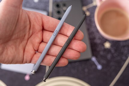 Although it’s visually the same, on the inside the S Pen for the Galaxy S25 Ultra (on the left) is different, as it no longer boasts Bluetooth.