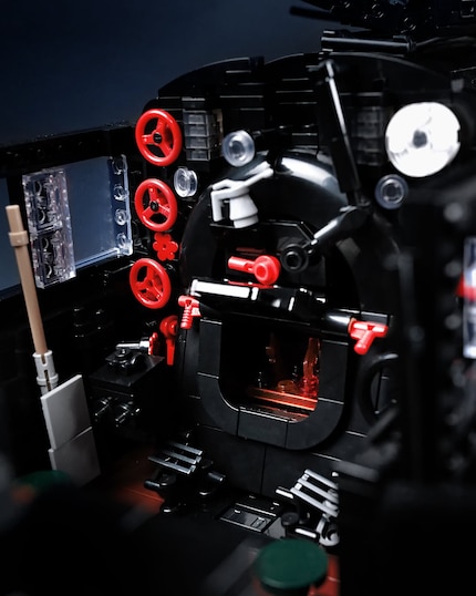Het Bluebrixx-model heeft een gedetailleerde cockpit met realistische besturing en vuurkist.