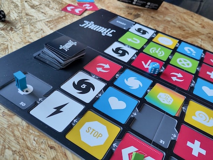 Colours, arrows, chaos: the board looks harmless, but it’s a minefield full of nasty things.