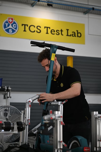 Sandro Capun van TCS Test&Technik bevestigt een testkandidaat op de testbank.