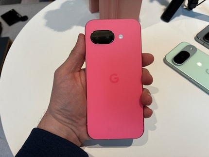 Das Handy liegt angenehm in meiner eher kleinen Hand.
