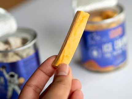 Ein Fruchtcrèmestängel, der aus 100% echtem Eis getrocknet wurde. 