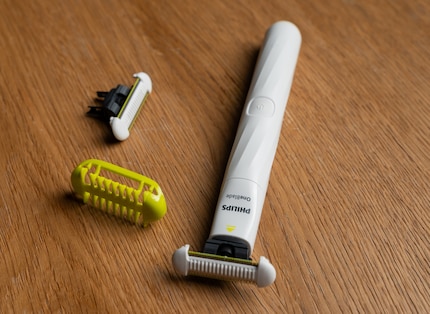 Der OneBlade Intimate mit Handteil, Ersatzklinge und 3-Millimeter-Aufsatz.