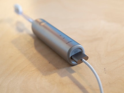 Zonder oplaadstation moet ik de tandenborstel liggend opladen. 