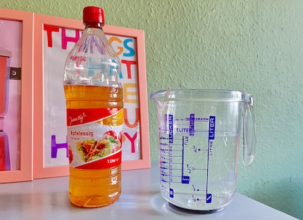 Ik gebruik appelciderazijn en water als test tegen de vettige film.