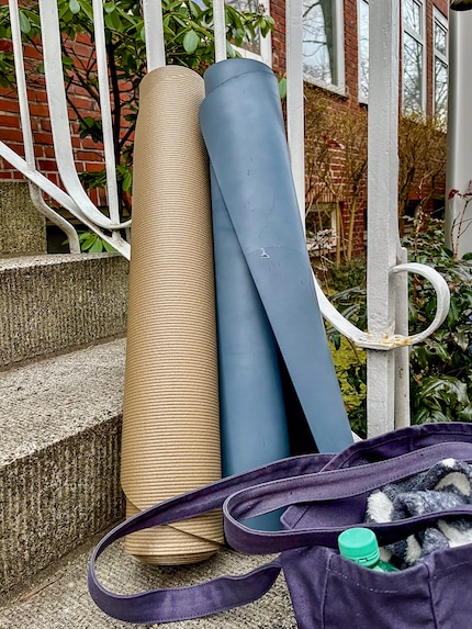 Het testobject en mijn oude, versleten matje op weg naar de yogastudio.