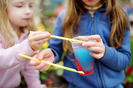Ein matschiger Sommerspass: Kinder stehen auf Slush-Drinks.